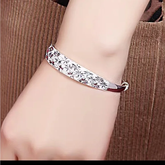 925 Sterling Silver Diamond Cut Bracelet - Picture 2 of 10